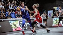 Česká reprezentantka Romana Hejdová (vlevo) přihrává kolem Alexandry Stoljarové... | na serveru Lidovky.cz | aktuální zprávy