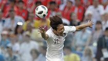 Kim Young-gwon hlavičkuje míč před Marcusem Bergem. | na serveru Lidovky.cz | aktuální zprávy