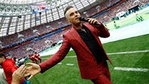 Robbie Williams bhem slavnostnho zahjen fotbalovho MS.