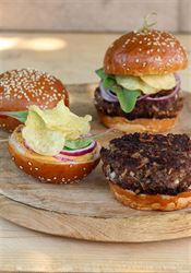 Grilovací sezona v plném proudu. Jak si připravit šťavnatý burger? Burger | na serveru Lidovky.cz | aktuální zprávy