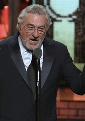 Příprava na roli jako posedlost. De Nirovi jeho perfekcionismus přináší herecké vavříny ‚Fuck Trump,‘ vyzval publikum Robert De Niro během předávání cen Tony. | na serveru Lidovky.cz | aktuální zprávy