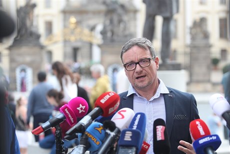 David Rath na tiskové konferenci na Hradanském námstí.