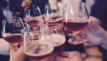 Pití alkoholu je v řadě kultur nedílnou součástí života (ilustrační foto). Pití alkoholu je v řadě kultur nedílnou součástí života (ilustrační foto).