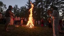 Koupání nahých dívek, bylinky a ohně. Moderní Slované si zopakovali obřad slunovratu Oheň je nedílnou součástí většiny pohanských rituálů. | na serveru Lidovky.cz | aktuální zprávy
