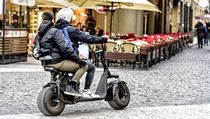 Centrum Prahy křižují ‚nebezpeční‘ turisté na elektrokoloběžkách. Dopadnout mohou jako zakázané segwaye Elektrokoloběžky v centru Prahy. | na serveru Lidovky.cz | aktuální zprávy