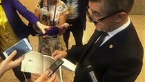 Babiš čte z dopisů, které poslal prezidentovi Miloši Zemanovi. | na serveru Lidovky.cz | aktuální zprávy