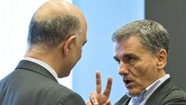Řecký ministr financí Euclid Tsakalotos (vpravo) hovoří s evropským komisařem... | na serveru Lidovky.cz | aktuální zprávy