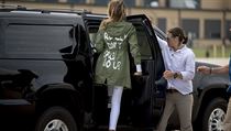 Americká první dáma Melania Trump nastupuje do auta v bundě s nápisem „Je mi to... | na serveru Lidovky.cz | aktuální zprávy