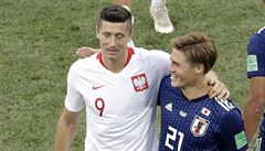 MS ve fotbale 2018: Spokojení soupei Robert Lewandowski (vlevo) a Japonec...