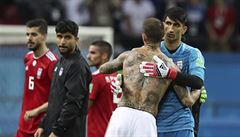 Sergio Ramos se objímá s Íránským golmanem