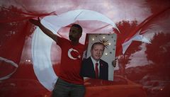 Píznivci Erdogana zaínají v Turecku slavit.