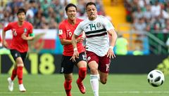 Mexian Javier Hernandez (v bílém) utíká Korejci Kim Young-gwonovi.