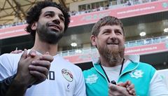 Egyptský fotbalista Mohamed Salah (vlevo) a eenský vdce Ramzan Kadyrov.