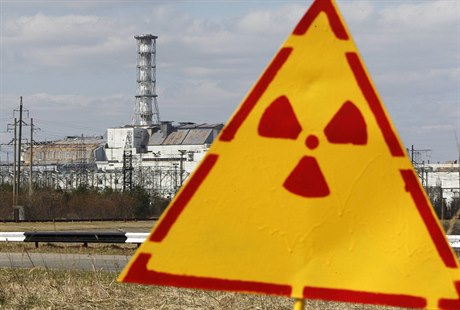 Cedule, varující ped radiací, ped továrnou ernobyl.