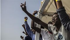 Migranti na palub lodi organizace Proactiva Open Arms.