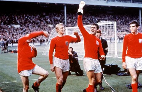 Geoff Hurst (druhý zleva) slaví s Angličany titul mistrů světa. | na serveru Lidovky.cz | aktuální zprávy