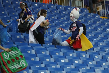 Japontí fanouci uklízí hledit stadion v Rostovu na Donu.