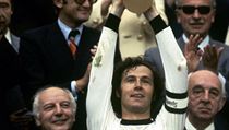 Kapitán západoněmecké reprezentace Franz Beckenbauer slaví s trofejí pro mistra... | na serveru Lidovky.cz | aktuální zprávy