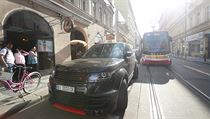 Osobní automobil zaparkovaný na kolejích způsobil dopravní kolaps v Praze 5. Osobní automobil zaparkovaný na kolejích způsobil dopravní kolaps v Praze 5.