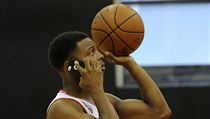 Basketbalista Toronta Kyle Lowry sleduje mobil i při rozcvičce před zápasem. | na serveru Lidovky.cz | aktuální zprávy