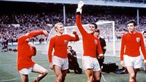 Geoff Hurst (druhý zleva) slaví s Angličany titul mistrů světa. | na serveru Lidovky.cz | aktuální zprávy