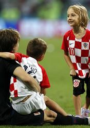 Modrič je nyní v Chorvatsku za hrdinu, hrozí mu však pětileté vězení MS ve fotbale 2018, Rusko vs. Chorvatsko: Luka Modrič slaví se svými ratolestmi. | na serveru Lidovky.cz | aktuální zprávy