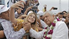 Pítí prezident? Andrés Manuel López Obrador (vpravo) se fotografuje se svými...