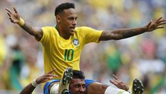 Vítzná radost Neymara na ramenou Paulinha.
