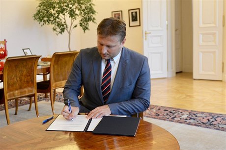 Prezident Milo Zeman jmenoval Jana Knínka novým ministrem spravedlnosti.