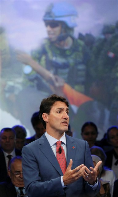 Kanadský premiér Justin Trudeau se zúastnil diskusního fóra NATO bhem summitu...