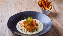 Fish and chips s teplou tatarskou omáčkou rajčaty a hráškem podle šéfkuchaře | na serveru Lidovky.cz | aktuální zprávy