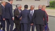 Jean-Claud Juncker schází ze schodů při summitu NATO. | na serveru Lidovky.cz | aktuální zprávy