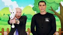Sasha Baron Cohen (vpravo) jako expert na terorismus a bývalý důstojník... | na serveru Lidovky.cz | aktuální zprávy