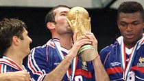 Zinedine Zidane slaví s pohárem pro mistry světa. | na serveru Lidovky.cz | aktuální zprávy