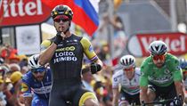 Dylan Groenewegen se raduje v pozadí se slovenskou vlajkou. | na serveru Lidovky.cz | aktuální zprávy