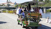 Beer bike, takzvané pivní kolo. Vozítko, které návštěvníkům umožňuje šlapat a...