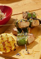 VIDEORECEPT: Grilovaný tuňákový špíz v banánovém listu podle šéfkuchaře Grilovaný tuňákový špíz v banánovém listu, tamarind glazé, ředkvičky a nori řasa | na serveru Lidovky.cz | aktuální zprávy