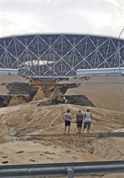 Mohl to být velký průšvih. U stadionu pro fotbalové MS se v Rusku sesula zem Volgograd Arena po sesuvu půdy. | na serveru Lidovky.cz | aktuální zprávy