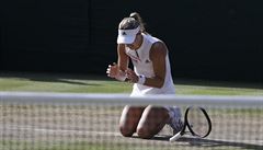 Nmka Angelique Kerberová slaví vítzství ve Wimbledonu 2018, kdy ve finále...