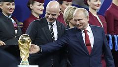 Vladimir Putin s trofejí pro vítze mistrovství svta v Rusku