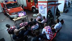 Záhebtí fanouci pi sledování semifinále mistrovství svta.