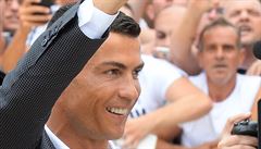 Cristiano Ronaldo zdraví fanouky v Juventusu Turín.