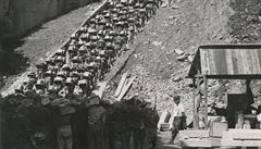Vzni koncentraního tábora Mauthausen pochodující s kameny po schodech smrti.