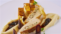 Kukuřičné kuře, smrže, foie gras, pastinák, červená mrkev a polenta | na serveru Lidovky.cz | aktuální zprávy