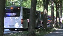 Útočník v autobuse v německém Lübecku zranil 9 lidí a zanechal batoh, z kterého vycházel kouř Autobus v Lübecku stojí poté, co v něm útočník napadl cestující i řidiče nožem. | na serveru Lidovky.cz | aktuální zprávy