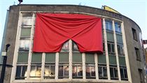 ‚Žádný politik je nespálí.‘ V Londýně visí obří trenýrky, skupina Ztohoven galerii pomohla Červené trenýrky visící na budově Red Gallery. | na serveru Lidovky.cz | aktuální zprávy