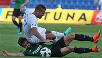 Milan Baroš padá přes Davida Hovorku. | na serveru Lidovky.cz | aktuální zprávy