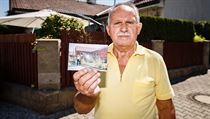 Richard Stadler se snímkem z konce 90. let, na němž je vidět jeho byt se... | na serveru Lidovky.cz | aktuální zprávy