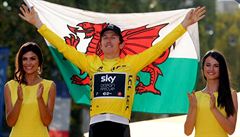 Geraint Thomas si uíval triumfu s velskou vlajkou.