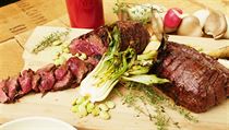 Grilovaná hovězí svíčková, teriyaki glazé, sojové boby, salát bok choi a hlíva... | na serveru Lidovky.cz | aktuální zprávy